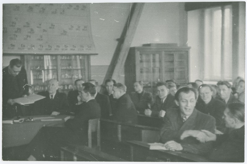 Diplomitöö kaitsmine TPI keemiateaduskonnas, komisjonis vasakult Kõll, Kogerman, Rannak, Raudsepp, Arro, 1949.a.