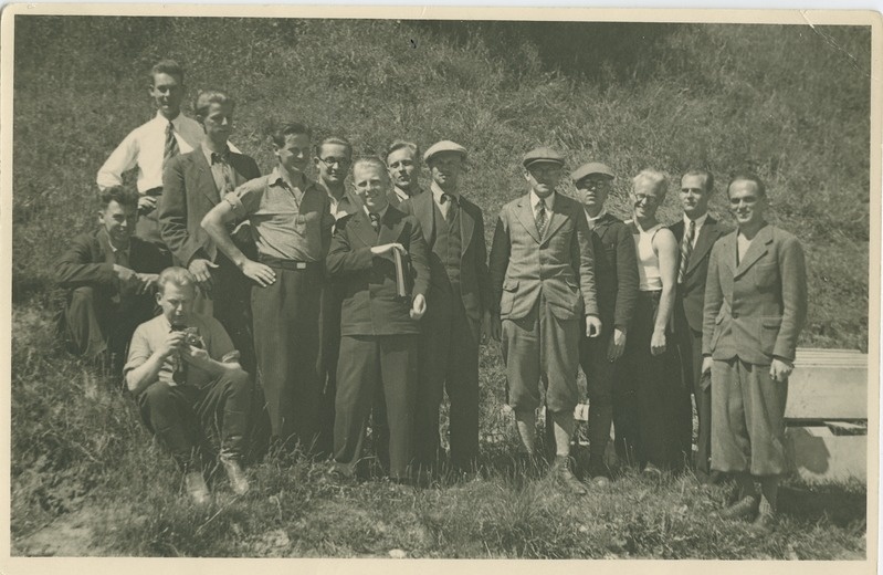 Grupp üliõpilasi ja õppejõud geodeesia praktikal Tartus, paremalt 4) H. Muischneek, 5) R. Livländer, 1936.a.