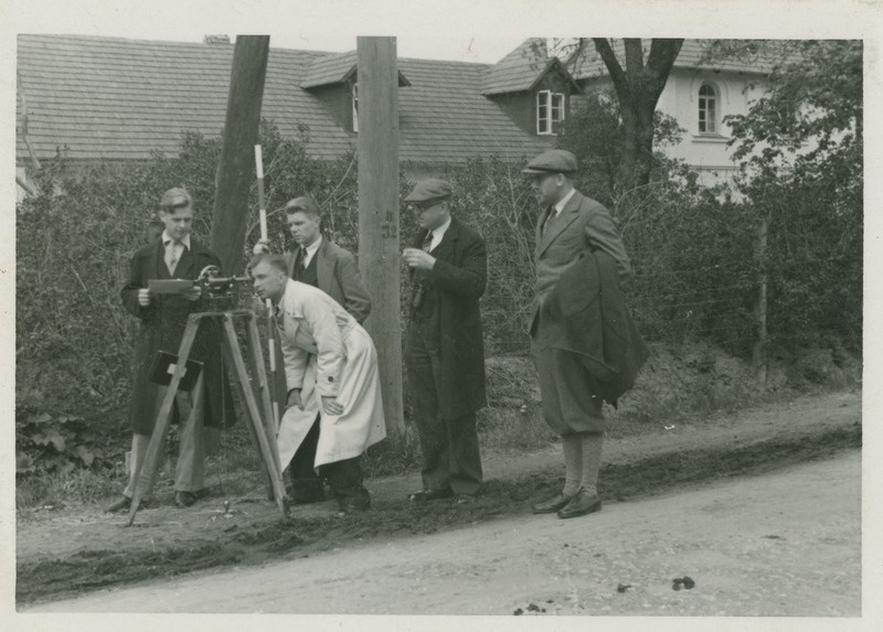 Tartu ülikooli geodeesia praktikum, vasakult 3) üliõpilane Riit, 4) dots. H. Muischneek, 5) dots. R. Livländer, 1935.a.