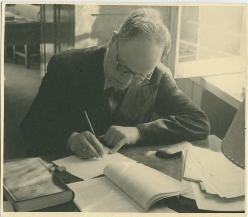 TPI autoteede kateedri õppejõud  laua taga töötamas. 1950.-ndad a., foto: H. Muischneek