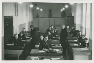 Kontrolltöö TPI geodeesia laboris, tööd jälgivad assistent Remma ja dotsent Muischneek, 1948.-1950.a.  similar photo