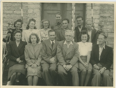 Tallinna Kunstiinstituudi rühm geodeesia praktikal, esireas keskel dotsendid Lutsar ja Muischneek, 1947.a.  similar photo