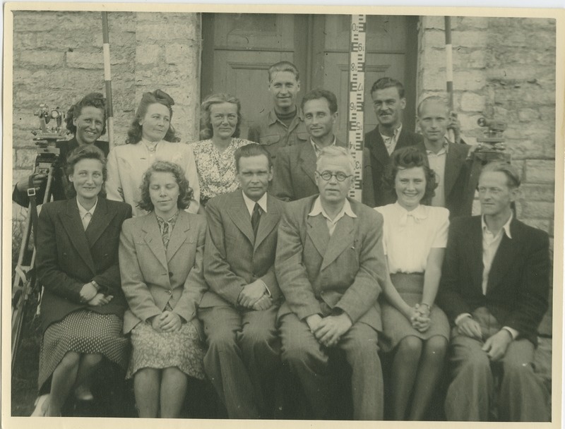 Tallinna Kunstiinstituudi rühm geodeesia praktikal, esireas keskel dotsendid Lutsar ja Muischneek, 1947.a.
