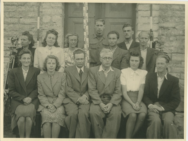 Tallinna Kunstiinstituudi rühm geodeesia praktikal, esireas keskel dotsendid Lutsar ja Muischneek, 1947.a.