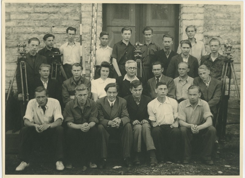 TPI keemia-mäeteaduskonna mäeeriala üliõpilased geodeesia praktikal koos dots. H. Muischneek'iga, 1947.a.