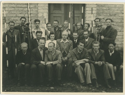 TPI õhtuse sektori rühm geodeesia praktikumis, keskmises reas vasakult Koemets, Nurmet, dots. Muischneek, dots. Silde, dots. Lutsar, grupipilt, 1947.a.  similar photo