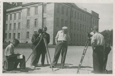 TPI üliõpilased geodeesia praktikal,keskel dotsent Muischneek, 1945.-1950.a.  similar photo