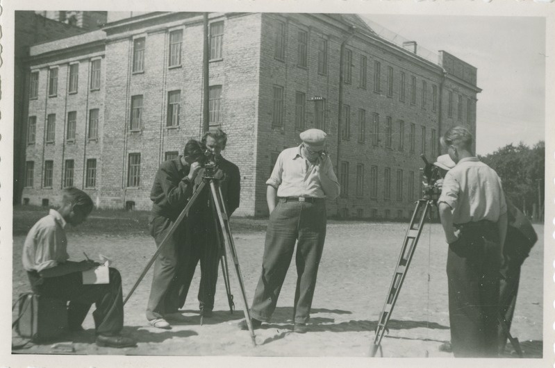 TPI üliõpilased geodeesia praktikal,keskel dotsent Muischneek, 1945.-1950.a.