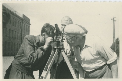 TPI üliõpilased geodeesia praktikal,paremal dotsent Muischneek, 1945.-1950.a.  similar photo