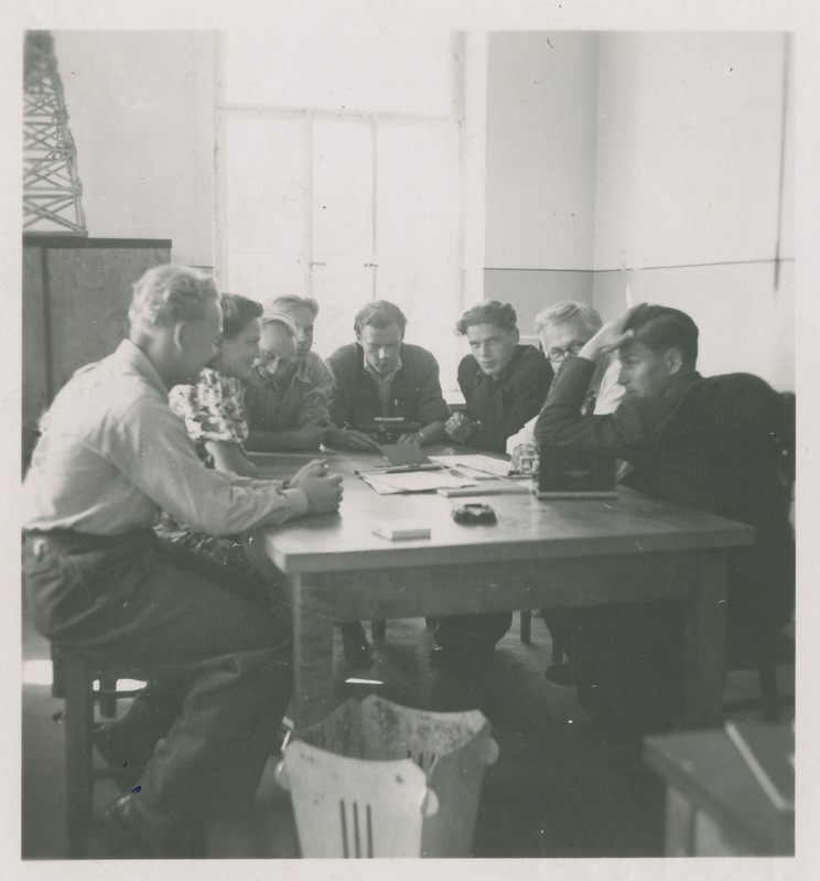 TPI üliõpilased geodeesia praktika arvestust tegemas dotsent H. Muischneek'i juures, 1945.-1950.a.