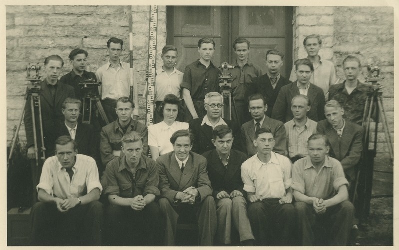 TTÜ keemia-mäeteaduskonna üliõpilased geodeesia praktikal, grupipilt, ees keskel istub H. Muischneek, 1937.-1940.a.