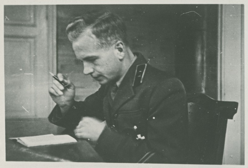 Leitnant Karl Allik Eesti Vabariigi sõjaväemundris punaarmee tunnustega, laua taga kirjutamas, 1940.-1941.a.