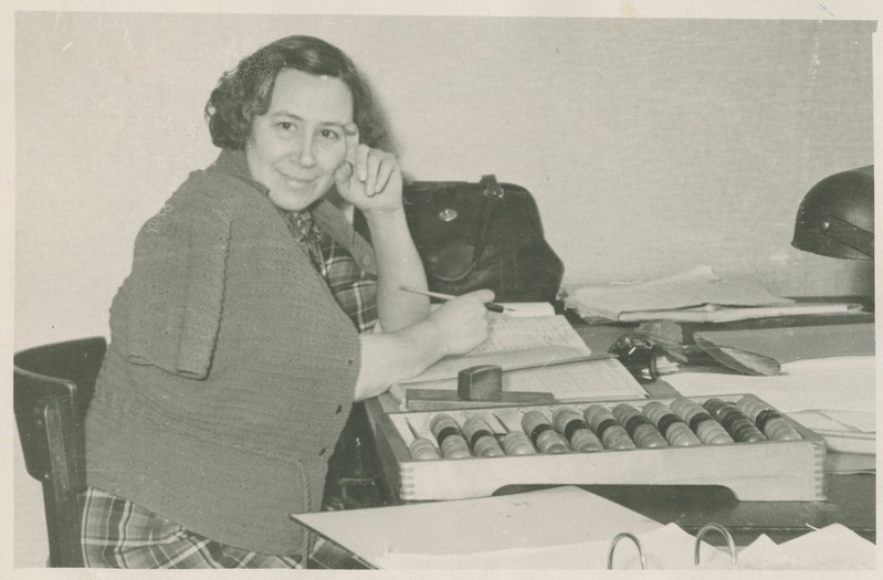 TPI raamatupidaja Helene Dokelina  oma töölaua taga, 1957.-1960.a.