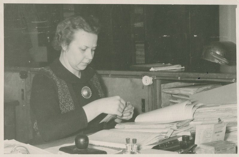 TPI raamatupidaja Laine Rannapere oma töölaua taga, 1957.-1960.a.