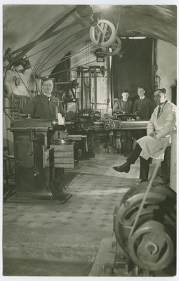 Tallinna Tehnikumi tugevuslaboratoorium Pikk 20, seisab Kirsch, istub Reinberg, tagaplaanil tudengid, 1930.a.  similar photo