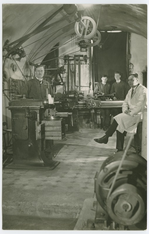 Tallinna Tehnikumi tugevuslaboratoorium Pikk 20, seisab Kirsch, istub Reinberg, tagaplaanil tudengid, 1930.a.