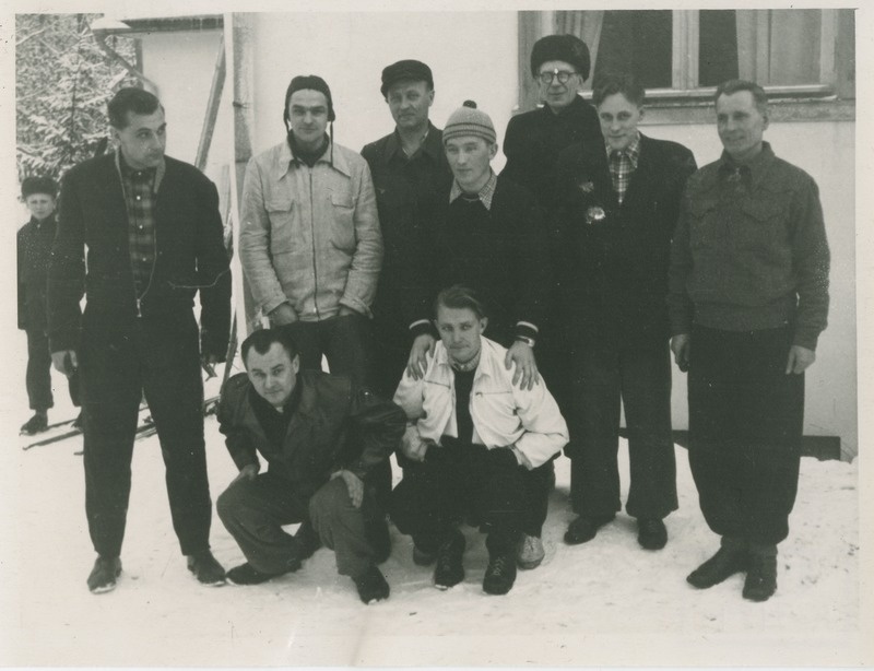 TPI õppelaager Nelijärvel, grupipilt, ees Ilmar Kleis ja Olev Tapupere, seisavad vasakult: Uno Liiv, Bernhard Saar, Arnold Lannus, Harri Erm, Armas Luige, Boris Tamm ja Theodor Sulg, 1956.a.