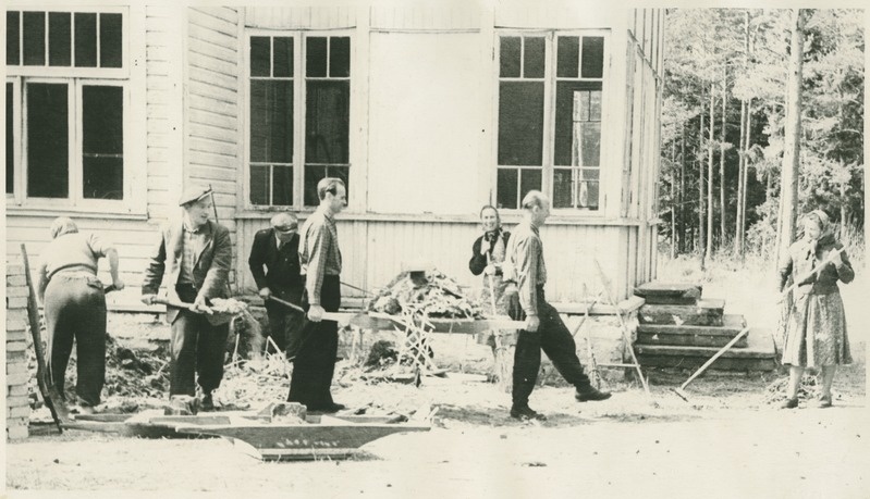 TPI spordikateedri õppejõud Klooga spordibaasi taastamas, kandaraami kannavad Erm ja Lannus, 1956.a.