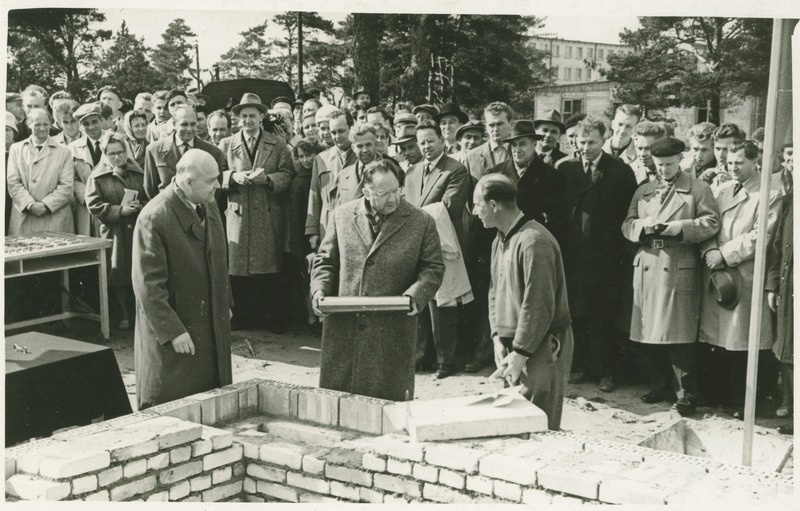 TPI uue peahoone nurgakivi panek, esiplaanil rektor Agu Aarna ja EKP KK I sekretär J. Käbin, 23.mai 1962.a.