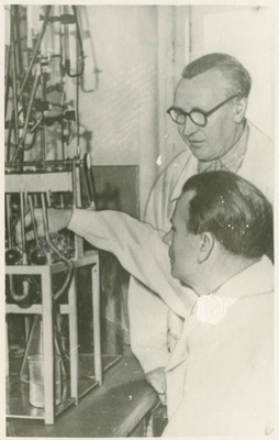 TPI polümeeride sünteesi labori prof. H. Raudsepp (seisab) ja vaneminsener H. Kipper fenoolide tootmise uue katseseadme juures, 1961.a., foto: Treial  duplicate photo