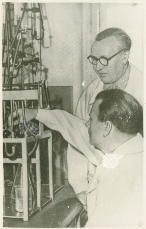 TPI polümeeride sünteesi labori prof. H. Raudsepp (seisab) ja vaneminsener H. Kipper fenoolide tootmise uue katseseadme juures, 1961.a., foto: Treial