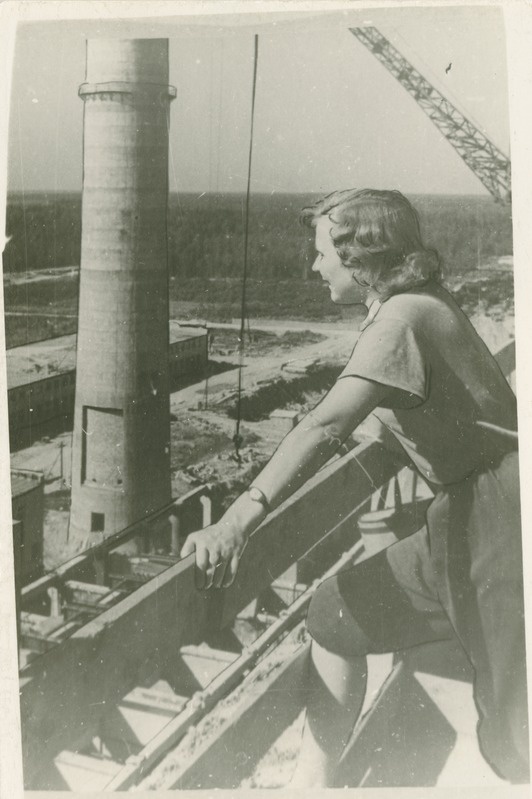TPI komsomolikomitee liige Evi Näppo Balti Soojuselektrijaama ehitusel Narvas, 1949.a.