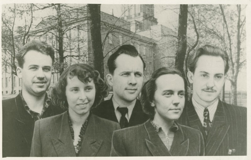 TPI diplomandid (vasakult) keemik Heimar Peremees, ökonomist Virve Eesmaa, mehaanik Erik Galenski, ehitaja Juta Sandpank ja mehaanik Leonhard Ukareda, 1954.a., foto: Davõdov