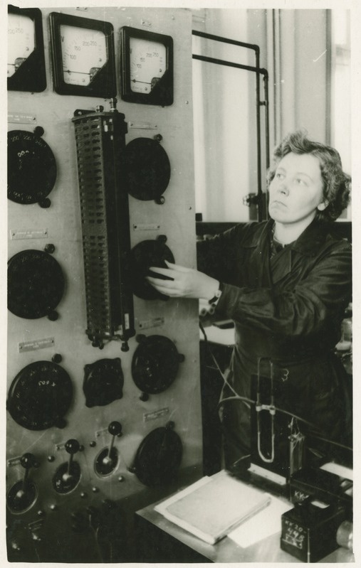 TPI põlevkivikeemia ja tehnoloogia labori vaneminsener Vilma Paluoja reguleerimas destillatsiooniseadme töörežiimi, sept. 1960.a.