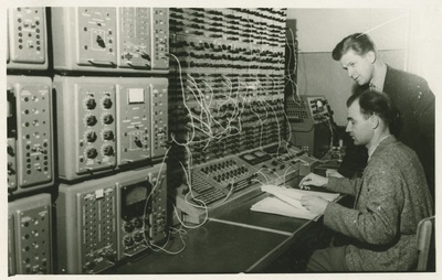 TPI elektronarvutuslaboratooriumi juhataja Heino Lelumees(istub) ja vanemõpetaja Ustus Agur, kes aitas konstrueerida elektronarvutusmasinat, 1962.a.,foto: Loss  duplicate photo