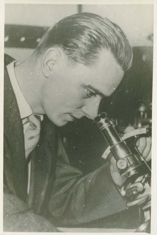 TPI energeetikateaduskonna vaneminsener E. Ratnik töötamas elektronmikroskoobiga, 1962.a., foto: Proose