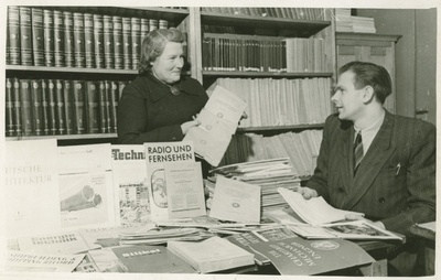 TPI raamatukogu vanemfondihoidja A. Krik (vasakul) ja komplekteerimisosakonna juhataja K. Kikas tutvumas Stockholmi Tehnikaülikoolist saabunud uute teostega, 1956.a.  duplicate photo