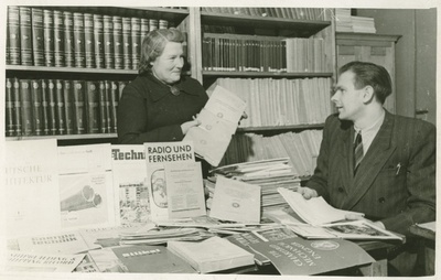 TPI raamatukogu vanemfondihoidja A. Krik (vasakul) ja komplekteerimisosakonna juhataja K. Kikas tutvumas Stockholmi Tehnikaülikoolist saabunud uute teostega, 1956.a.  duplicate photo