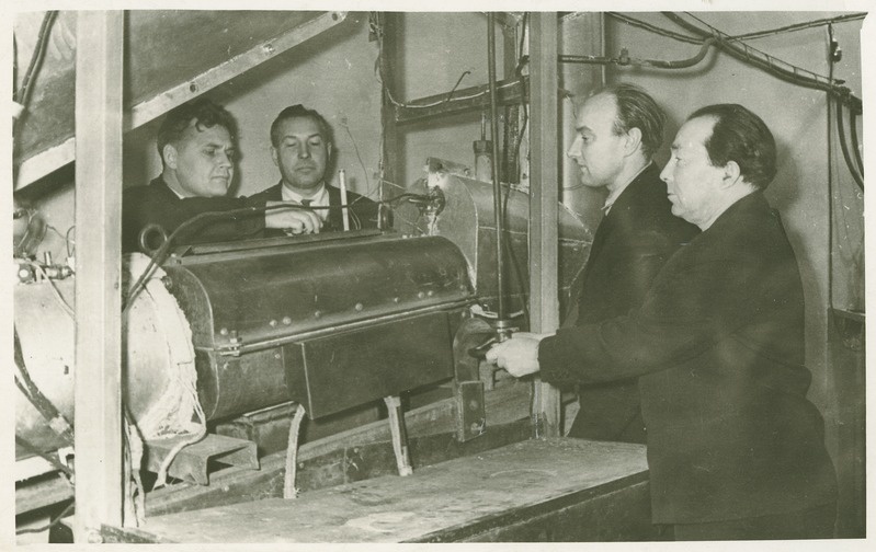 TPI energeetikateaduskonna dotsent H. Tiismus, dotsent H. Jänes, vanemõpetaja Tammemäe ja Leningradi teadlane G. Vainštein elektromagneetilist pumpa katsetamas, märts 1963.a.