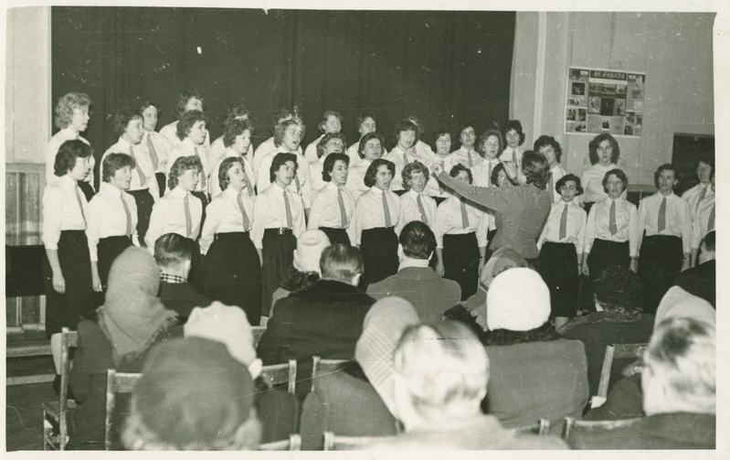 TPI naiskoor Alma Tamme juhatusel esinemas isetegevusülevaatusel, 1962.a.