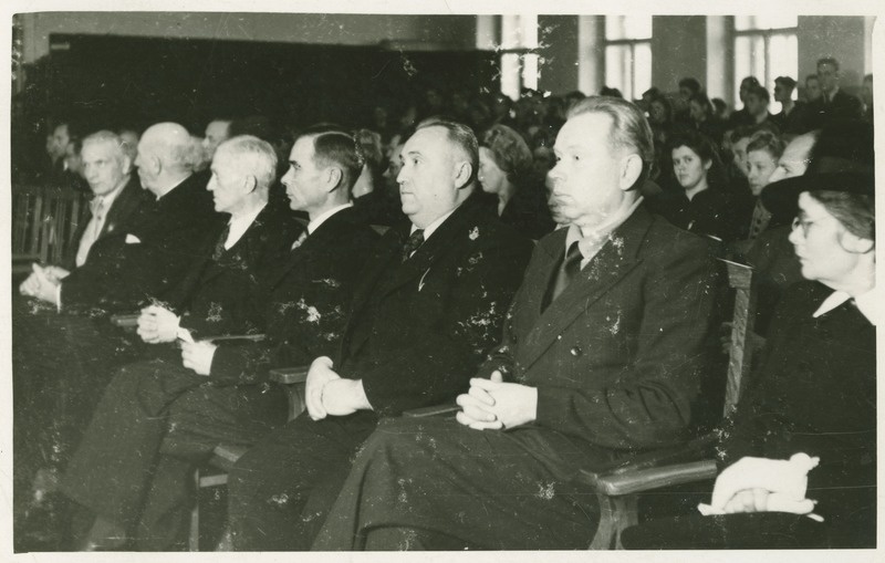 Õppetöö avamine TPI-s, esireas vasakult: 2) prof. O. Maddison, 3) Hariduse Rahvakomissar prof. J. Nuut, 4) prof. A. Altma, 5) RKN esimehe asetäitja O. Sepre ja 6) EK(b)P KK sekretär E. Päll, 15.nov. 1944.a.