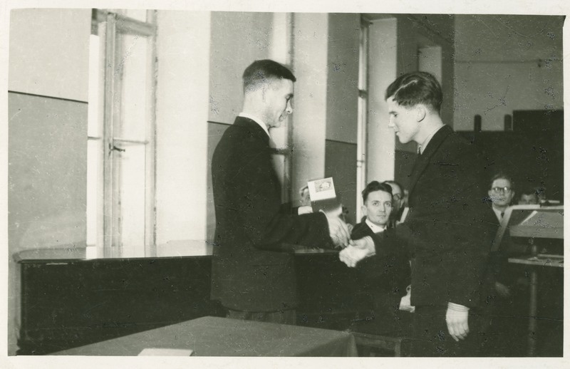Õppetöö avamine TPI-s, direktor A. Altma annab õpinguraamatu kätte üliõpilasele Ilmar Mikkule, 15.nov. 1944.a.