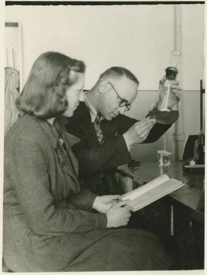 TPI III kursuse üliõpilane Kalinini nim. stipendiumi saaja Lydia Kurtus keemilise mahtanalüüsi praktilises tunnis dots. Boris Torpani juures, mai 1947.a.  duplicate photo