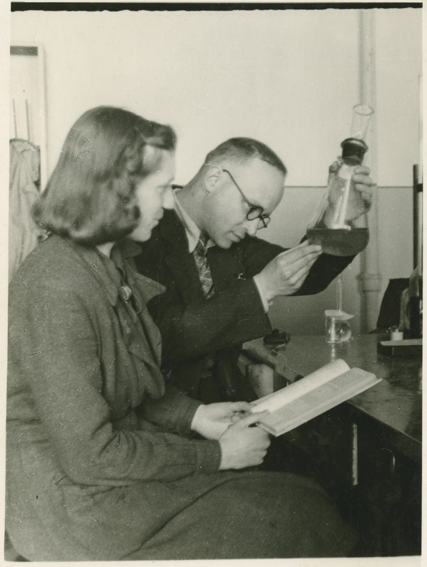 TPI III kursuse üliõpilane Kalinini nim. stipendiumi saaja Lydia Kurtus keemilise mahtanalüüsi praktilises tunnis dots. Boris Torpani juures, mai 1947.a.