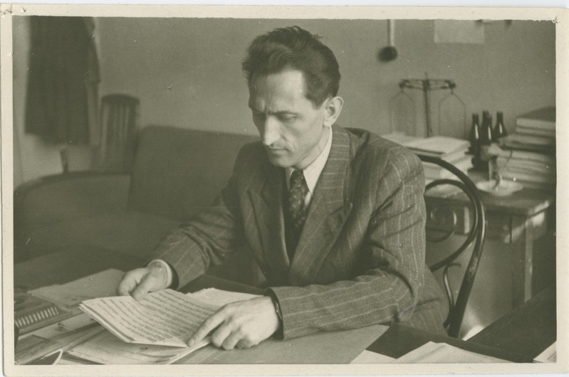 Eero Rannak, TPI keemilise tehnoloogia kateedri juhataja, oma kabinetis töölaua taga, Kalinini 101, 1950.-ndad a.