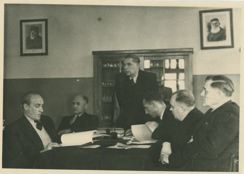 TPI vastuvõtukomisjon, vasakult:1) A. Rannes, 2) L. Kalman, 3) A. Kõll (esimees), 4) E. Rannak, 5) E. Siirde, 6) E. Kikerpill, 1951