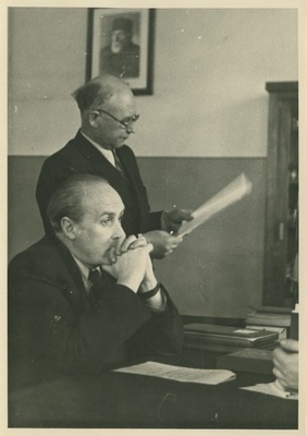 TPI vastuvõtukomisjoni liikmed õppejõud Arkadi Rannes ja Ludvig Kalman (seisab), 1947  similar photo
