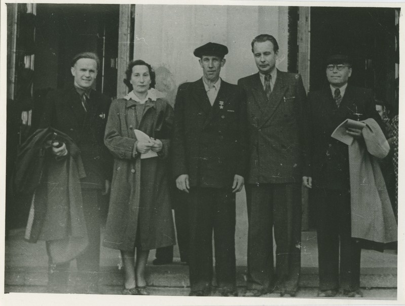 TPI delegatsioon Moskvas Rahvamajandussaavutuste Näitusel esimesel avamise aastal, vasakult: 1) A. Vällo, 2) E. Šlabovitš,3) I. Paukus, 4) A. Koršmik, 1954