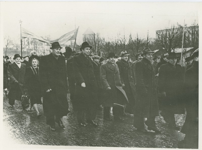 TPI kollektiiv Suure Sotsialistliku Oktoobrirevolutsiooni aastapäeva demonstratsioonil, vasakult 1. reas:1) S. Dokelin, 2) H. Laul; 2.reas: 1) E. Schmidt, 2) A. Lebbin, 3) R. Ambros, 4) T. Randvee, 5) Murri, 1950. aastad