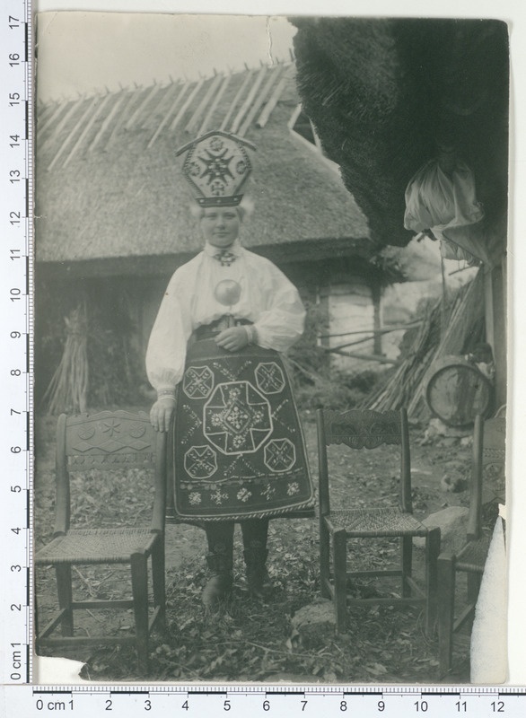 Rahvarõivais naine