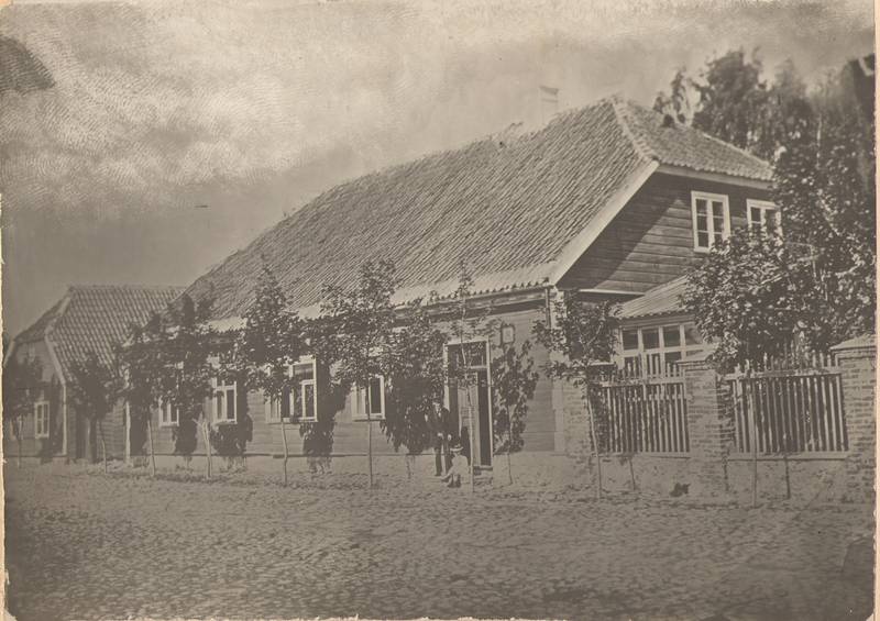 Foto. Fr. R. Kreutzwaldi elumaja, lävel Fr. R. Kreutzwald.