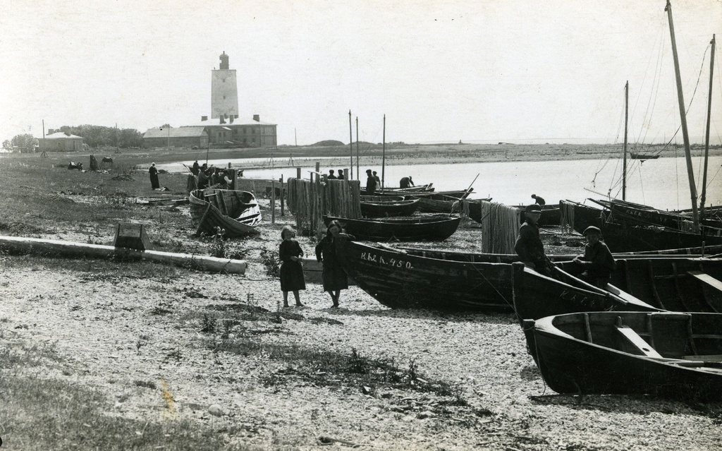 Leg port, boats on the beach, at the back of the lighthouse