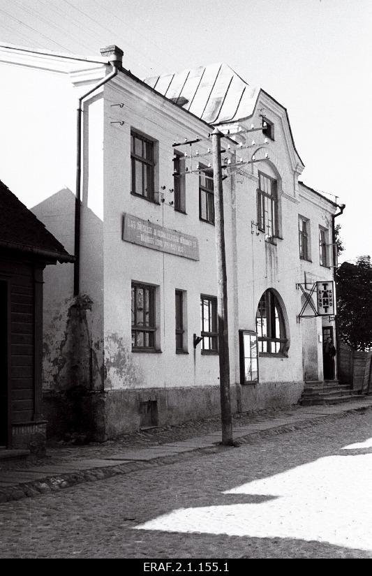 Maja Viljandis, Posti tänav 6, kus 1924.a asus "Käsitööliste Selts". Selles majas toimusid sagedased tööliste koosolekud. Hiljem asus selles majas kino Täht