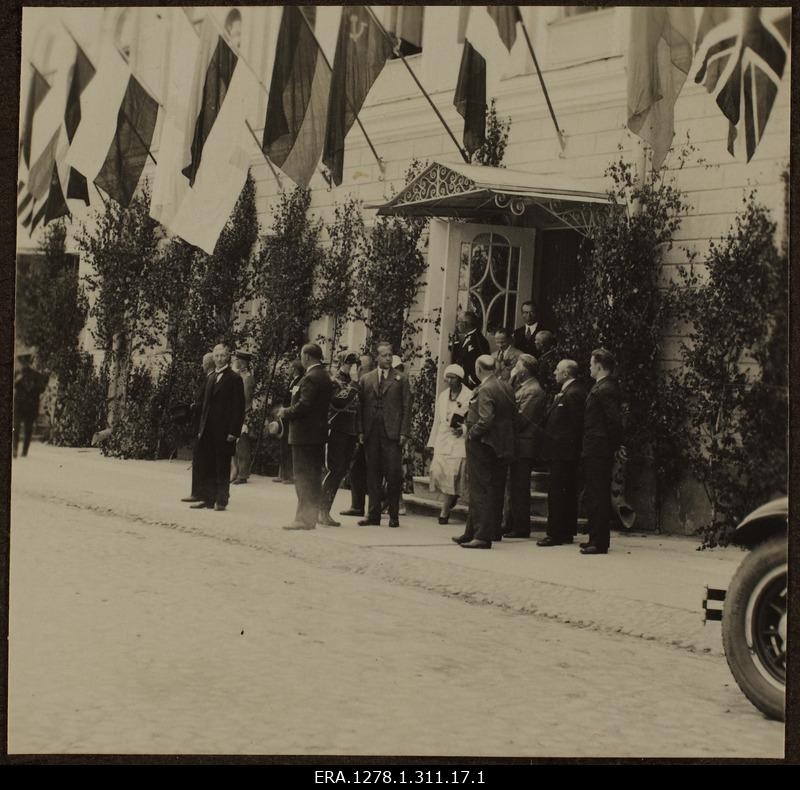 Välisdiplomaatide ringreis Eestis juulis 1931. Inimesed Viljandis diplomaatide saabumist ootamas.