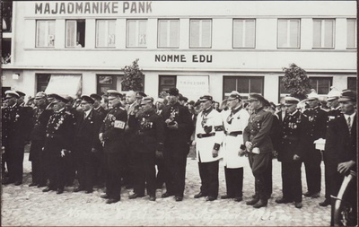 A group of paradmundreis firefighters in 1935.  duplicate photo