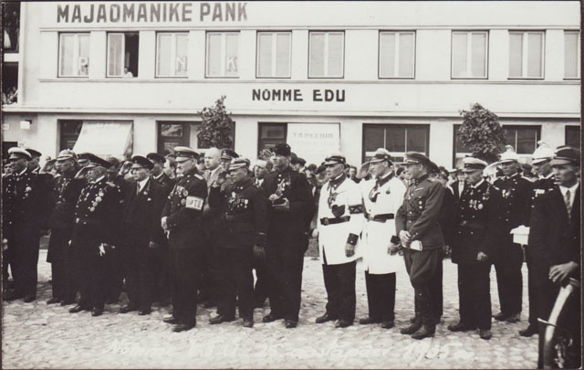 A group of paradmundreis firefighters in 1935.